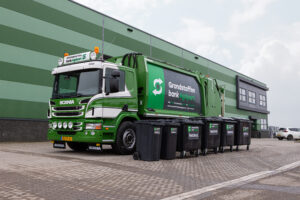 Kraakperswagen van Grondstoffenbank Agriport met diverse maten rolcontainers